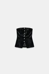 Top strapless confeccionado en tejido de terciopelo negro, con cierre frontal de botones metálicos dorados y bajo con abertura central.