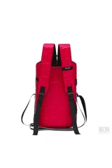 Mochila fucsia con estampado de corazones en relieve, marca Las Oreiro. Tiene dos compartimentos con cierre, correas acolchadas negras y logo de la marca en el frente.
