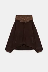 Chaqueta de punto color marrón con capucha desmontable en tejido técnico a tono. Presenta cierre frontal con cremallera, bolsillos delanteros y mangas largas con doble puño elástico.