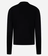 Sweater de punto negro con cuello redondo y mangas largas, diseñado con un calce clásico y versátil.