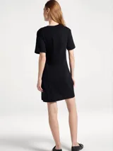 Vestido corto de manga corta con cuello redondo y detalle de lazo anudado en la cintura, confeccionado en tejido suave.