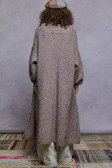 Cardigan largo de punto abierto, color marrón chocolate con textura jaspeada, de corte holgado y mangas largas.