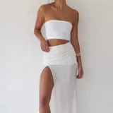 Pollera larga de microtul color blanco, con diseño de cintura drapeada y tajo lateral profundo.