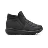 Bota casual de caña baja color negro, con interior de piel sintética y suela de goma.