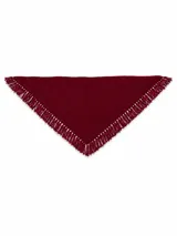 Bufanda triangular de tejido de punto color vino, con terminaciones de flecos en todo su borde.