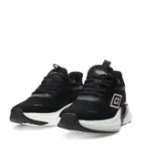 Championes urbanos Umbro modelo Pure Step, color negro con detalles en rosado. Presentan una capellada de malla transpirable, entresuela blanca con diseño geométrico y logo de la marca en el lateral.