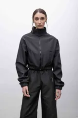 Pantalón negro de microfibra con corte recto y cintura elastizada. Cuenta con bolsillos frontales con cierre plateado, cordones ajustables en las pantorrillas y acabado repelente al agua.