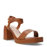 Sandalias de cuero color marrón con plataforma frontal y taco block. Presentan una tira frontal ancha y una pulsera al tobillo con hebilla ajustable.