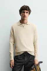 Polo de punto de corte regular fit, confeccionado en una mezcla de algodón. Presenta cuello solapa con abertura frontal, manga larga y acabados en rib en puños y bajo.