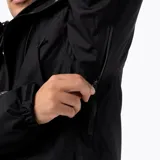 Campera técnica Merrell Ezeo 3-in-1 de color negro, diseñada para condiciones climáticas variables. Este sistema modular incluye una capa exterior impermeable con membrana 10K/10K, costuras termoselladas y tejido ripstop de poliéster reciclado, junto con una chaqueta interior insulada. Presenta capucha ajustable, ventilación axilar, codos preformados y múltiples bolsillos frontales.