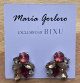 Par de caravanas con forma de flor, con cristales facetados color rosa, borgoña, champagne y plateado. Cierre a presión. Maria Gorlero exclusivo by Bixu.