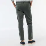 Pantalón chino de corte regular, color verde oscuro, confeccionado con mezcla de lino.