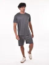 Remera deportiva de manga corta y cuello redondo, en color gris azulado.