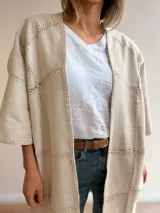 Kimono de línea italiana efecto gamuza color tostado, de diseño oversize con recortes y pespuntes decorativos a contratono.