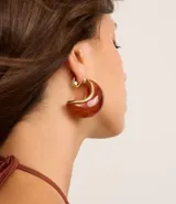 Aros colgantes con diseño bold y resina marmoleada color marrón.