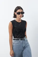 Top de tul negro con estampado aterciopelado con diseño de flores, de manga corta y cuello redondo, con ajuste al cuerpo.