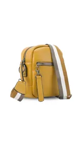 Bandolera morral color beige y blanco, con correa ajustable de tela en color blanco. Tiene cierre superior y un bolsillo frontal con cierre. Incluye un llavero decorativo.