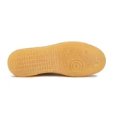 Zapatillas urbanas blancas de cuero sintético con suela marrón.