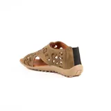 Sandalias de cuero marrón claro, estilo cerradas con diseño de perforaciones circulares en el empeine, suela plana y taco bajo.