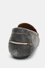 Mocasín plano de piel, color negro con efecto desgastado o envejecido, de punta redonda y con antifaz en el empeine.