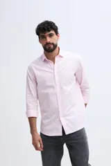 Camisa de manga larga color rosado, con cuello camisero, cierre frontal de botones y corte semi slim.