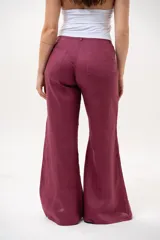 Pantalón de lino color magenta, de corte wide leg, tiro alto y diseño fluido.