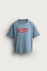 Remera relaxed fit color celeste con efecto lavado, de manga corta y cuello redondo. Presenta un estampado frontal con la inscripción "Final Echo" en el interior de un ovalo rojo.