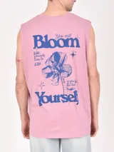 Musculosa negra con cuello redondo y sisa amplia, con pequeño estampado de palmera en el pecho.