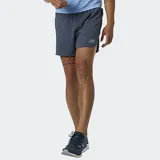 Short de running para hombre New Balance modelo Impact Run, color azul oscuro. Confeccionado en poliéster reciclado con tecnología NB DRY para absorción de humedad. Cuenta con bolsillos laterales, un bolsillo trasero con cremallera, forro interior y detalles reflectantes.