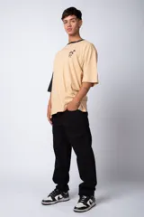 Pantalón color beige de gabardina, corte recto y estilo casual.