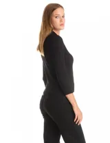 Buzo de tejido acanalado marca Rio & Rian, color beige, con cuello tipo polo con solapa y botones frontales, y mangas tres cuartos.