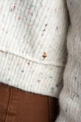 Sweater de punto con diseño jaspeado multicolor, cuello redondo y corte oversize. Presenta mangas largas con puños acanalados y un diseño de tejido acanalado vertical.