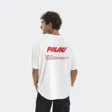 Remera de algodón con calce oversize, cuello redondo y mangas cortas. Presenta un estampado frontal con relieve y en contraste de color con el logo de la marca.