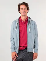 Sudadera gris con capucha ajustable con cordones blancos, cierre frontal con cremallera, bolsillos tipo canguro y logo bordado en el pecho.