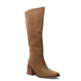 Botas de caña alta color marrón, con taco cuadrado y punta fina.