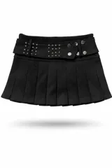 Pollera mini tableada de color negro, con diseño de tiro medio. Presenta un cinturón ancho integrado con apliques de tachas plateadas y cierre de doble botón metálico.