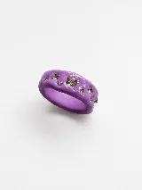 Anillo artesanal de arcilla polimérica color lila, con diseño irregular y cristales incrustados en toda su superficie.