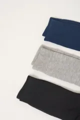 Pack de tres pares de medias de caña media marca Carouomo, en colores negro, gris melange y azul marino. Presentan el logo de la marca estampado en el empeine y una línea horizontal decorativa en la puntera.