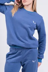 Pantalón jogger color marrón con cintura elástica, cordón ajustable y logo bordado en blanco.