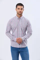 Camisa de manga larga con cuello abotonado y estampado de cuadros en tonos rojo, azul y blanco. Confeccionada en algodón, presenta un diseño clásico con cierre frontal de botones.