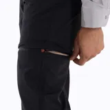 Pantalón de trekking color negro, diseño desmontable que permite convertirlo en short. Cuenta con cintura elástica con cinturón ajustable, bolsillos laterales con cierre y ajuste elástico en los tobillos.