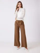 Blusa de encaje negro con cuello alto y mangas largas. Incluye musculosa interna a tono para mayor cobertura.