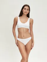 Vedetina básica color negro, corte clásico y confección seamless.