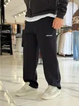 Pantalón jogging oversize de felpa, color gris, de corte recto y diseño cómodo con costuras frontales en relieve.
