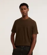 Remera de manga corta y cuello redondo para hombre, confeccionada en tejido texturizado de mezcla de algodón y poliéster de color marrón.