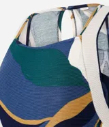 Mono sin mangas con estampado abstracto en tonos azul, verde y beige. Presenta escote recto, breteles medianos y abertura en la parte de atrás. La cintura cuenta con cordón para lazo ajustable.