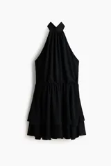 Vestido corto de gasa negro con escote halter alto, espalda abierta, cintura elástica fruncida y falda escalonada con vuelo.