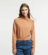 Blusa básica de punto marca Blue Steel, con cuello alto y manga larga. Confeccionada en tejido de punto recto con textura suave y cómoda.