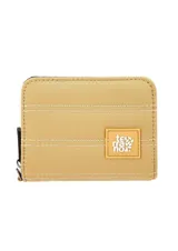 Monedero rectangular color arena con cierre de cremallera y logo de la marca en una etiqueta cuadrada.