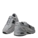 Championes urbanos New Balance modelo 509, color gris, con diseño robusto estilo dad shoe. Confeccionados con una combinación de malla transpirable y refuerzos sintéticos, cuentan con tecnología ABZORB en la mediasuela para una amortiguación superior y suela de goma resistente.